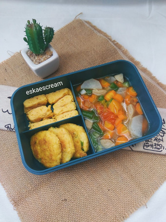 Cara Membuat Bento Diet Perkedel Kentang Panggang, Sop Bening &amp; Telur Gulung Bahan Sederhana