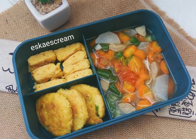 Ini dia! Bagaimana cara buat Bento Diet Perkedel Kentang Panggang, Sop Bening &amp; Telur Gulung yang sedap