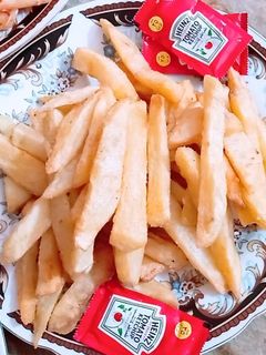 صورة لوصفة بطاطس محمرة مقرمشة 🍟احلى من المطاعم