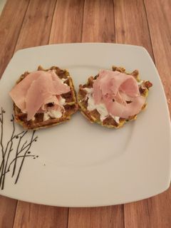 Une photo de Gaufres courgettes sauce fromagère et chiffonnade de jambon
