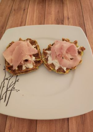 Une photo de Gaufres courgettes sauce fromagère et chiffonnade de jambon