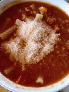 Una foto de Sopa de atún con tomates 🐟🍅🍅