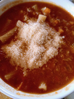 Una foto de Sopa de atún con tomates 🐟🍅🍅