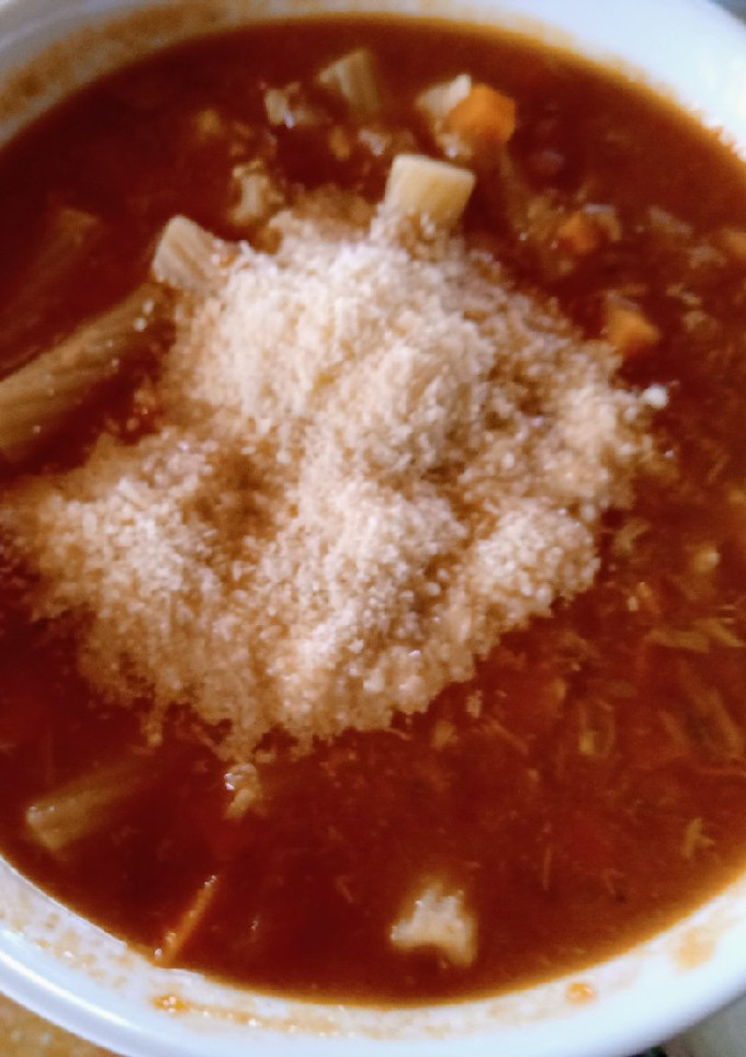 Una foto de Sopa de atún con tomates 🐟🍅🍅
