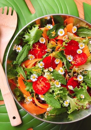 Hình của món 🌱 Salad Hoa Cỏ (Cúc Tần & Bồ Công Anh).