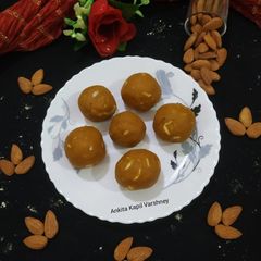 A picture of Besan Ladoo.