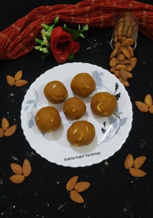 A picture of Besan Ladoo.