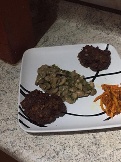 Una foto de Salteado de zanahoria y champiñones con hamburguesa casera