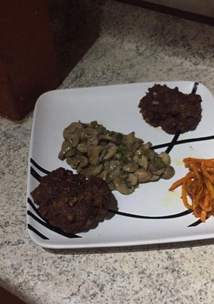 Una foto de Salteado de zanahoria y champiñones con hamburguesa casera