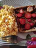Huevos con queso y tostada francesa con fresas