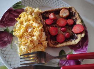 Una foto de Huevos con queso y tostada francesa con fresas