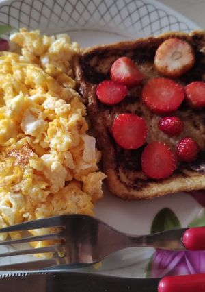 Una foto de Huevos con queso y tostada francesa con fresas