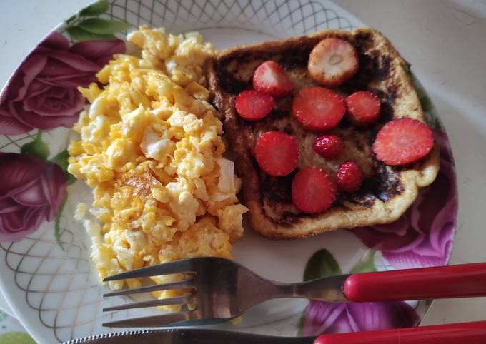 Huevos con queso y tostada francesa con fresas Receta de Sara Rave Garcia-  Cookpad