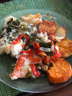 Una foto de Pescado al horno con papas y boniatos