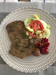 Una foto de Bisteck con ensalada y papitas cocktel a lo Carmelita