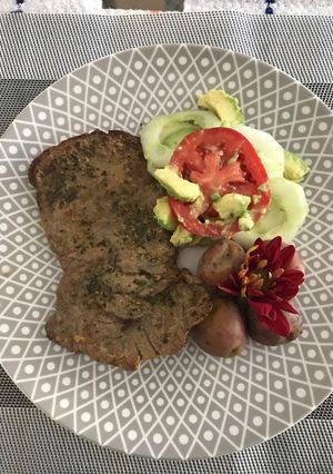 Una foto de Bisteck con ensalada y papitas cocktel a lo Carmelita