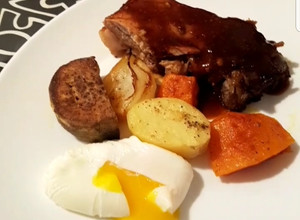 Una foto de Carré de cerdo a al barbacoa con vegetales y huevo escalfado