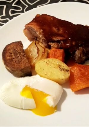 Una foto de Carré de cerdo a al barbacoa con vegetales y huevo escalfado