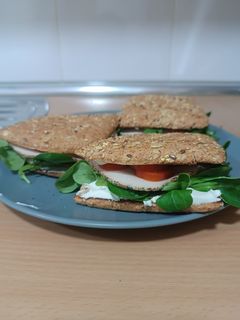 Una foto de Sándwich vegetariano 🥪(pan - cereales y semillas, lonchas vegetarianas a las hierbas mediterráneas)
