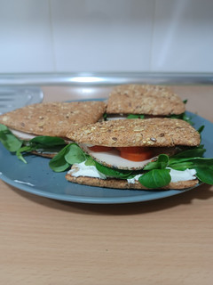 Una foto de Sándwich vegetariano 🥪(pan - cereales y semillas, lonchas vegetarianas a las hierbas mediterráneas)