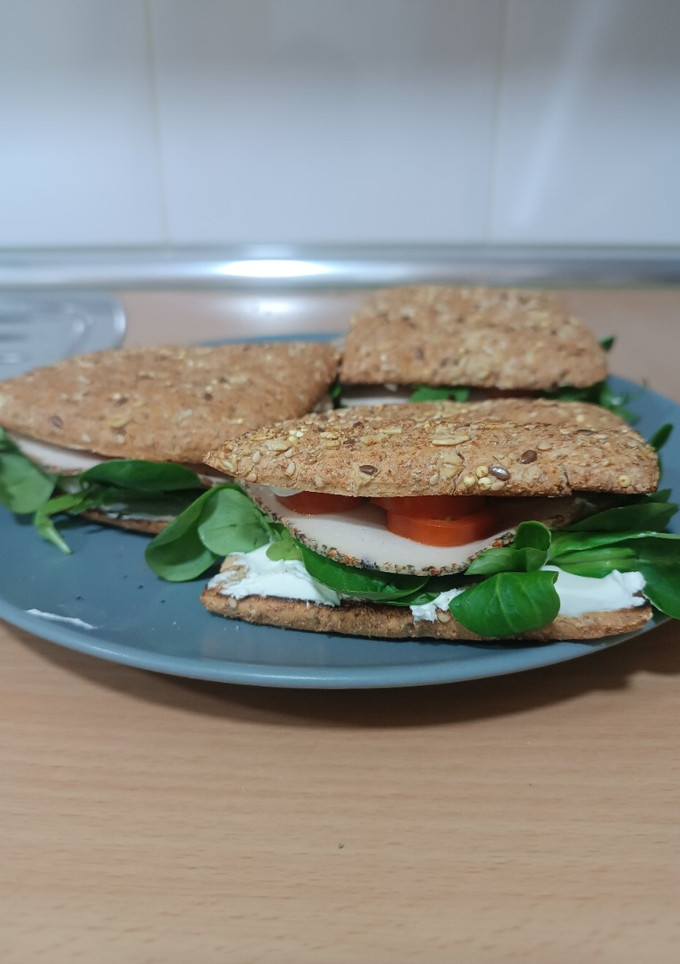 Una foto de Sándwich vegetariano 🥪(pan - cereales y semillas, lonchas vegetarianas a las hierbas mediterráneas)