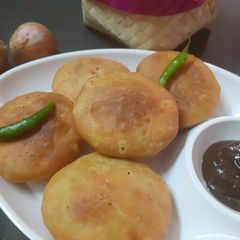 A picture of Jaipuri pyaaz ki kachauri.