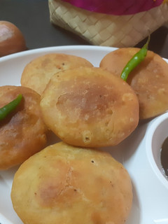 A picture of Jaipuri pyaaz ki kachauri.