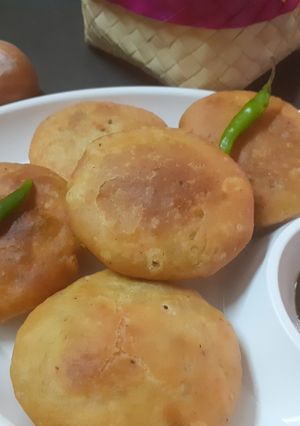 A picture of Jaipuri pyaaz ki kachauri.
