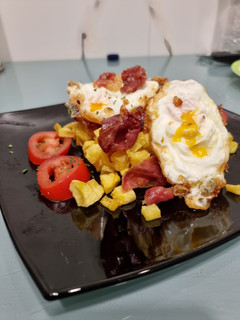 Una foto de Huevos rotos con jamón