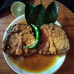 A picture of Gondhoraj katla fish kalia.