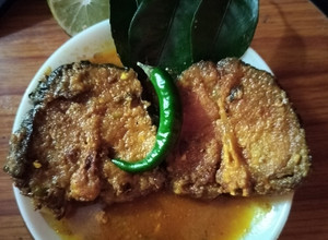 A picture of Gondhoraj katla fish kalia.
