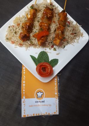 A picture of Peri peri skrewers with fried rice.
