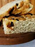 Focaccia con tomates secos, romero y olivas negras. Fácil y rápida, sin amasar. 🍅🫒🍞