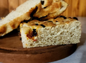Una foto de Focaccia con tomates secos, romero y olivas negras. Fácil y rápida, sin amasar. 🍅🫒🍞