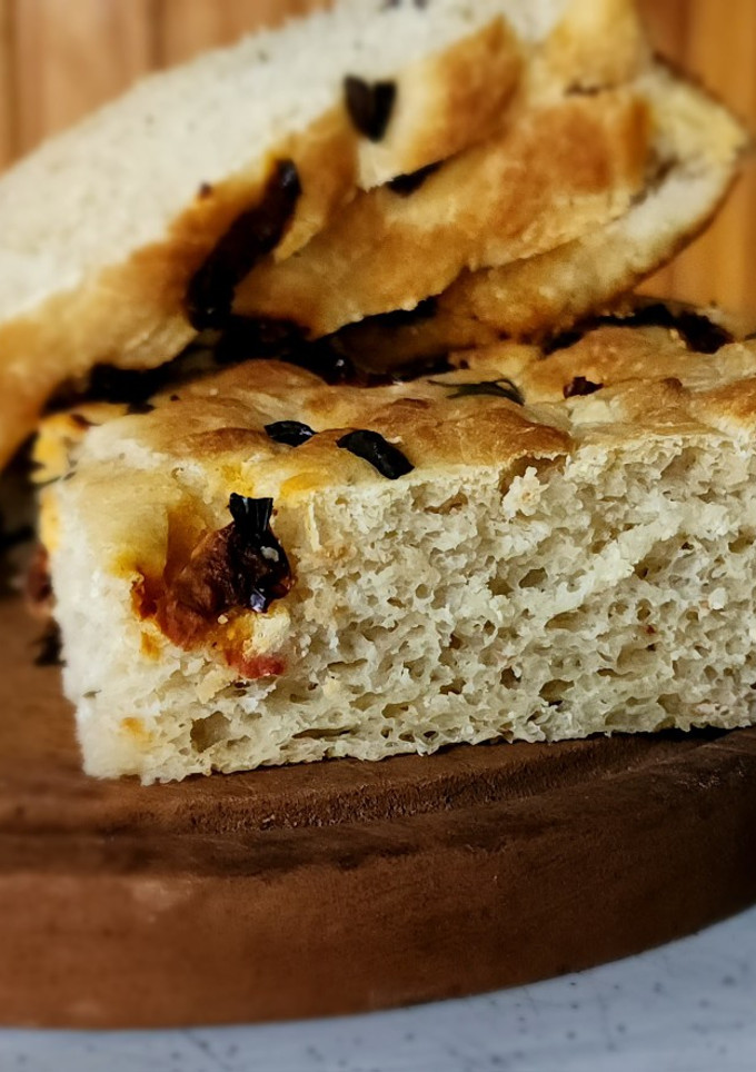 Una foto de Focaccia con tomates secos, romero y olivas negras. Fácil y rápida, sin amasar. 🍅🫒🍞