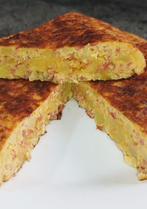 Foto principal de Tortilla de patata con cebolla y chorizo ibérico