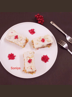 रस्क पेस्ट्री केक (Rusk pastry cake recipe in Hindi) रेसिपी मुख्य फोटो
