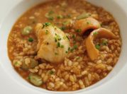 Una foto de arroz caldoso de marisco congelado