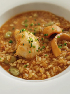 Una foto de Arroz caldoso de rape, sepia, calamares y habas