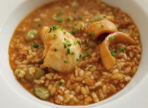Una foto de Arroz caldoso de rape, sepia, calamares y habas