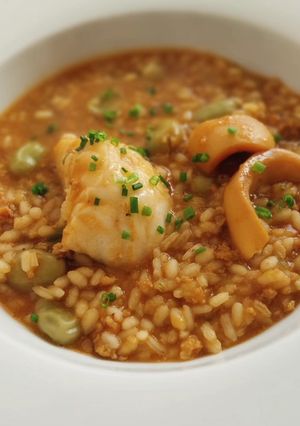 Una foto de Arroz caldoso de rape, sepia, calamares y habas