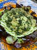 Salade de concombre, feuille de chêne rouge et coriandre fraîche