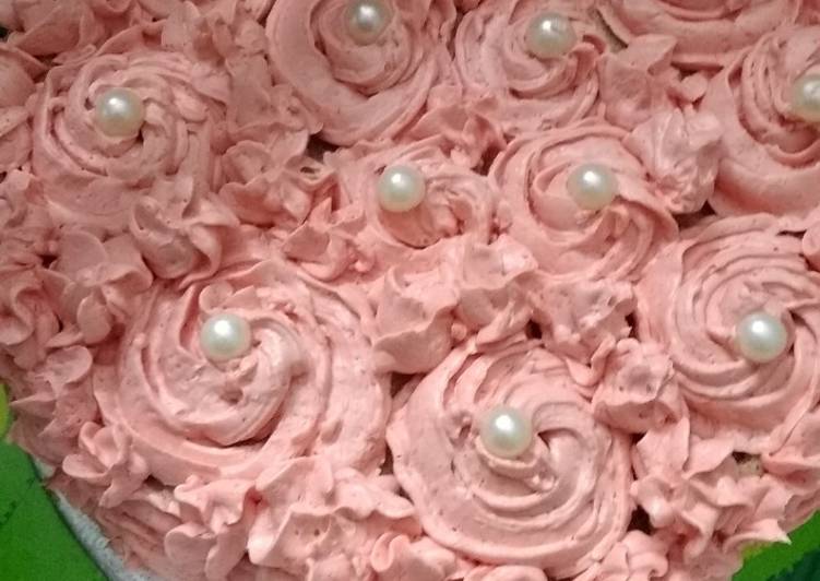 How to Prepare Homemade Chocolate cake with strawberry rosette frosting