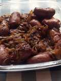 Chorizos encebollados al vino