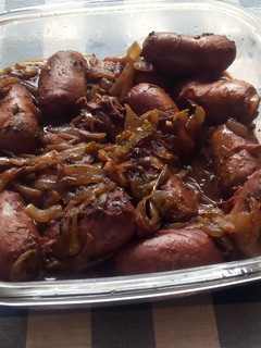 Una foto de Chorizos encebollados al vino