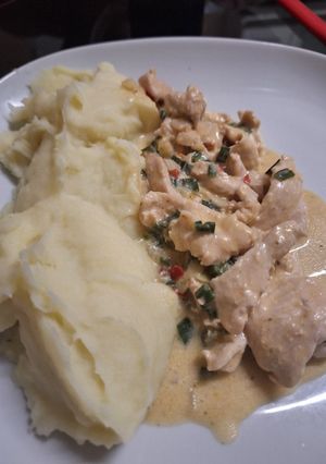Una foto de Pollo al verdeo con puré de papas 🍗🥔