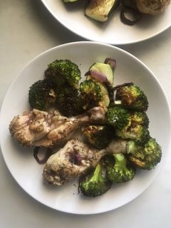 Una foto de Brócoli 🥦, calabacín y cebolla en airFryer