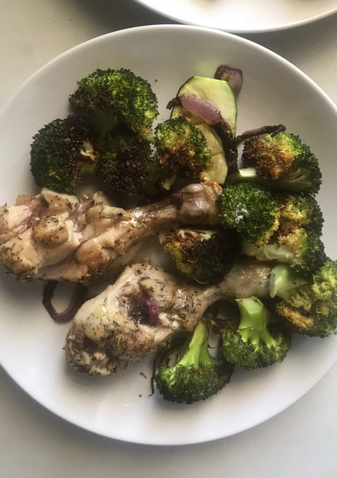 Una foto de Brócoli 🥦, calabacín y cebolla en airFryer