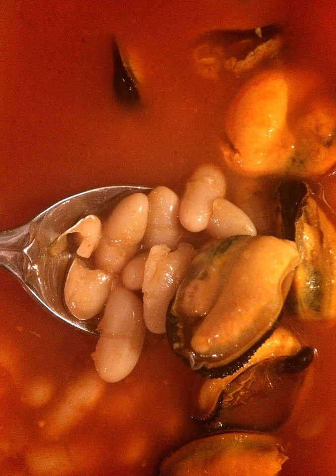 Una foto de Sopa de mejillones con alubias