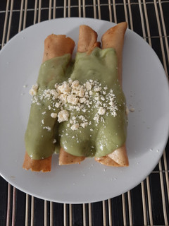 Una foto de Tacos dorados de pollo🐥 con salsa de aguacate 🥑